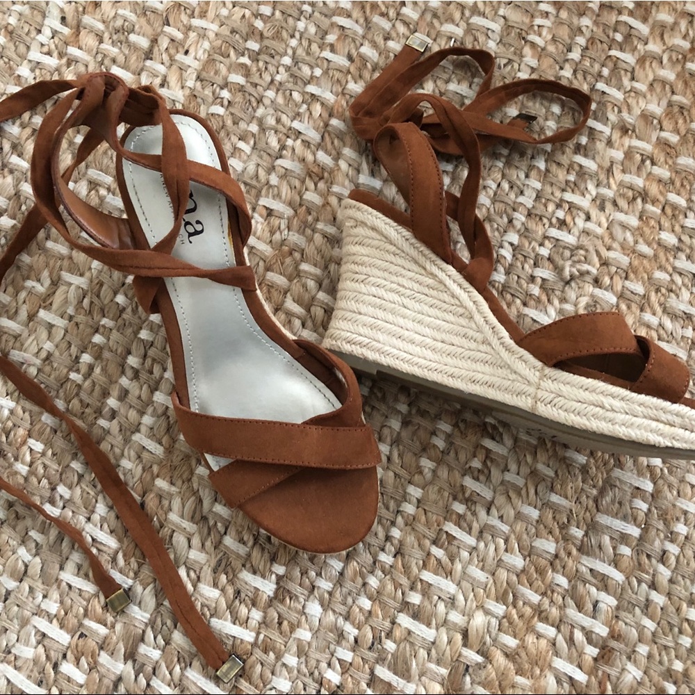 ❗️SOLD❗️strap wedges - Picture 2 of 5